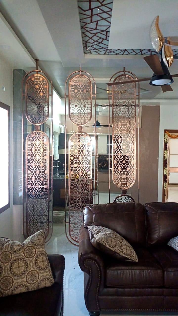 A slat partition in oak with open shelves, dividing a living room from a passage